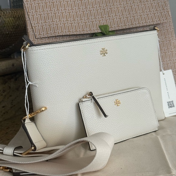 New tory Burch Blake Swingpack in ivory color with matching Blake zipcardholder - Picture 2 of 9